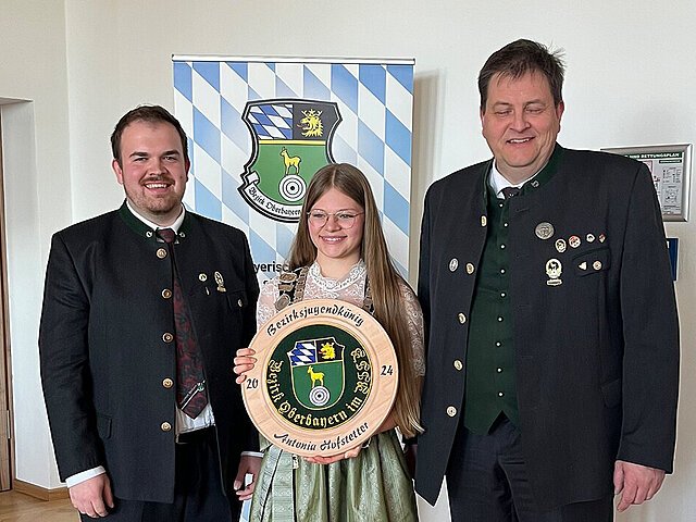 v.l.: Raphael Schwarz (1. Bezirksjugendleiter), Bezirksjugendkönigin Antonia Hofstetter (Birkenlaub Klingsmoos) und Joachim Franke (1. Bezirkssportleiter).