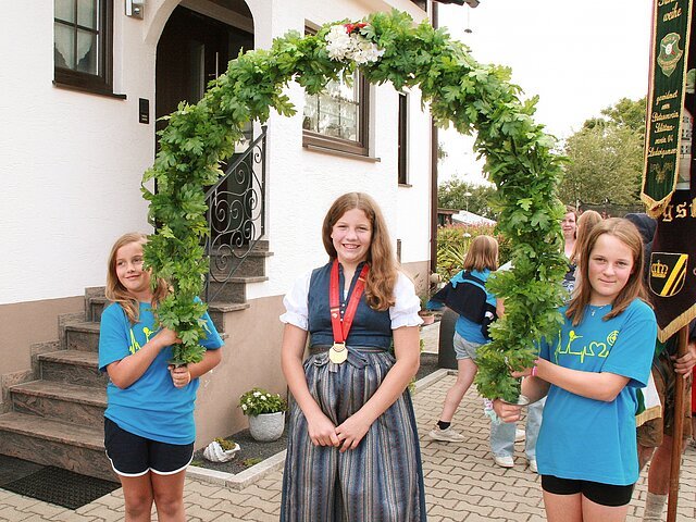 Abholung der Deutschen Meisterin zum Umzug
(v.l.) Elena Fürhofer, Emilia Fürhofer und Hanna Ächter.