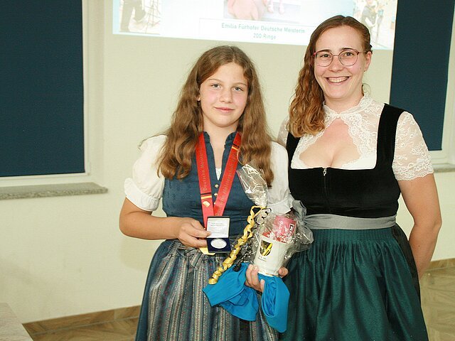Übergabe der Silbermünze des Bezirks Oberbayern durch den Gau Pöttmes-Neuburg
(v.l.) Emilia Fürhofer und 1. Gaujugendleiterin Maria Wenger.