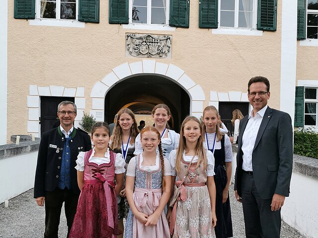 Vorne die Mannschaft von Eichenlaub Unterstall.
Hinten die Mannschaft von Abendstern 04 Ludwigsmoos.
(h.l.) 1.Gauschützenmeister Markus Mayr.
(h.r.) Landrat Peter von der Grün.