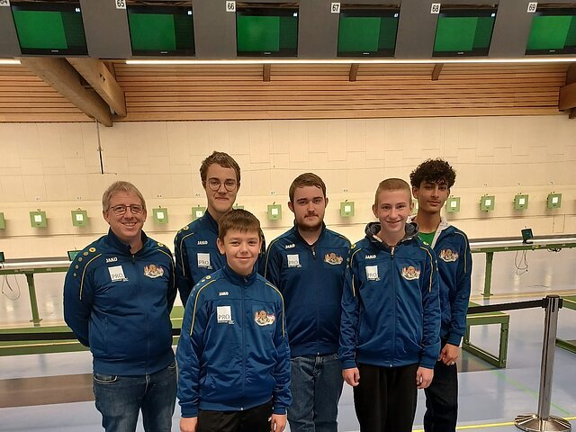 Die Teilnehmer vom Gau Pöttmes-Neuburg dürfen Stolz auf ihre Leistung sein.
(v.l.) Gautrainer Daniel Popanda, Marco Glas, Simon Hertl, Luca Glas und Osama Wafa.