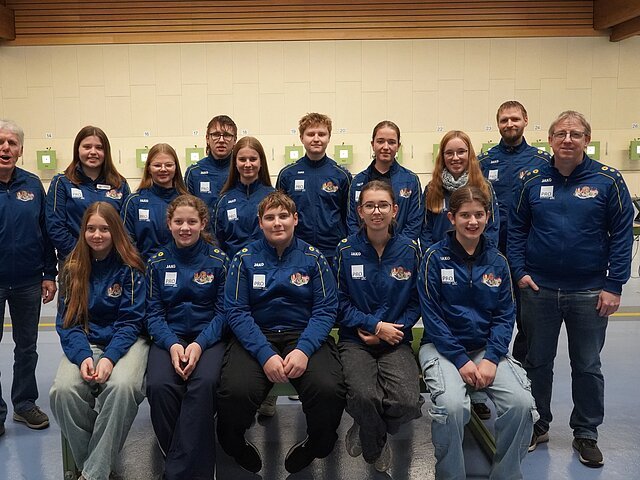 Stolze Silbermedaillengewinner.
(v.l. stehend) Roland Specht (Gautrainer), Antonia Seemeier, Antonia Hofstetter, Fabian Lindel, Hannah Bayerle, Kilian Friedrich, Anna Haberl, Michaela Haberl, Torsten Friedrich, Daniel Popanda (Gautrainer), (v.l. sitzend) Mia Peter, Emilia Fürhofer, Rimo Peter, Isabell Habermeyer, Amelie Mack.