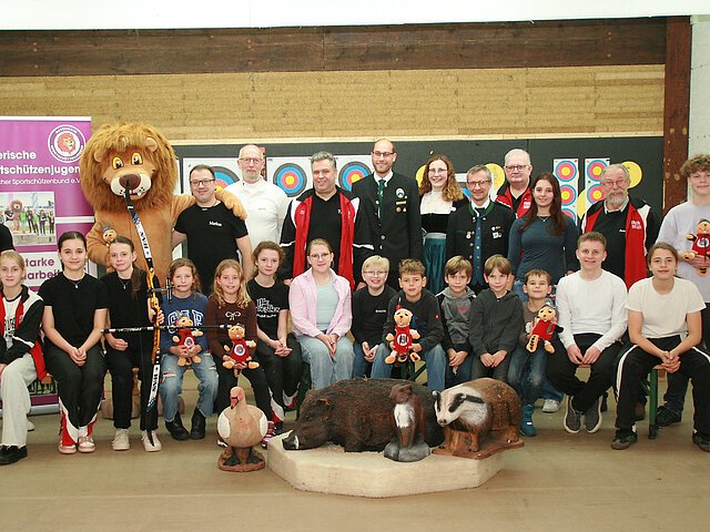 Ehrenamtliche und Jugendliche der FSG Neuburg und der Gauvorstandschaft des Schützengaues Pöttmes-Neuburg freuten sich über den Nachwuchsgewinnungspreis der BSSJ.