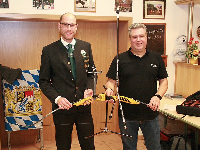 Den neuen Bogen für die Jugendarbeit überreichte 1. Landesjugendleiter Markus Maas (links) an den 1. Jugendleiter der FSG Neuburg Anton Stemmer (rechts).