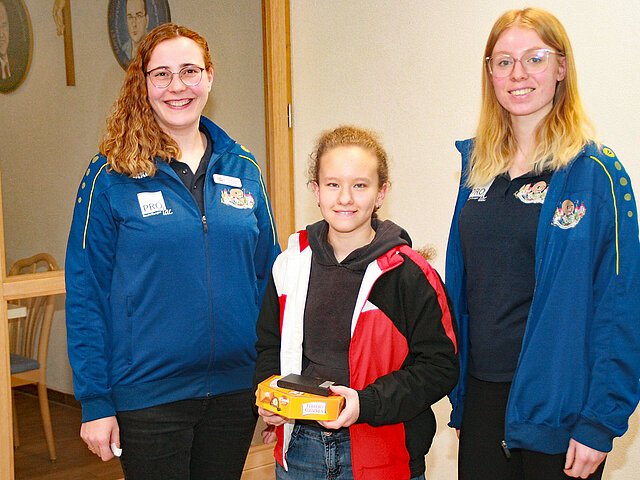 Bekamen nach ihrem Ausscheiden aus der Gaujugendleitung viel Applaus.
(v.l.) 1. Gaujugendleiterin Maria Wenger, Anna Gerstner und 2. Gaujugendleiterin Sanja Mayer
(Berufsbedingt fehlen auf dem Bild Kira Wöhr und Antonia Seemeier).