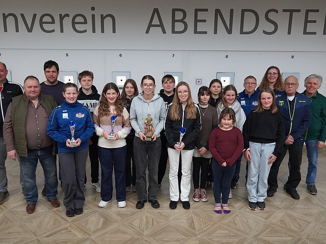 Viele Schützen des Bezirkskaders Ludwigsmoos haben sich auch 2025 wieder beim Preisschießen beteiligt.
(v.l.) Jürgen Breit (Gaukadertrainer), Roland Nowak (Preisstifter), Tobias Ächter (1. Schützenmeister) Emilia Fürhofer, Kilian Friedrich, Amelie Mack, Mia Peter, Isabell Habermeyer, Timo Peter, Michaela Haberl, Angelina Wildenhain, Hanna Baierle, Romy Ächter, Daniel Popanda (Gautrainer), Hanna Ächter, Maria Wenger (1. Gaujugendleiterin), Werner Engelhardt (Preisstifter) und Roland Specht (Gautrainer).