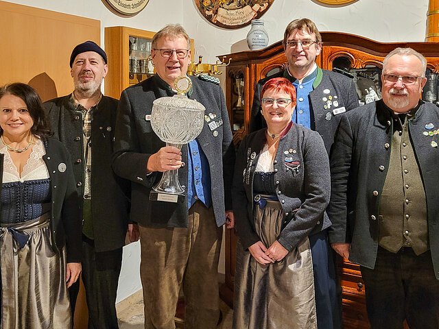 In diesem Jahr hat der Schützengau Pöttmes-Neuburg mit neun Ringen Vorsprung den 3-Gaue-Vergleich 2025 für sich entscheiden können.
(v.l.) Eva Pabstmann (2. Gausportleiterin Schützengau Altdorf-Neumarkt-Beilgries), Christian Kistler (1. Gausportleiter Schützengau Ingolstadt), Peter Kiowski mit Siegerpokal (2. Gauschützenmeister Schützengau Pöttmes-Neuburg), Sieglinde Gerner ( 4. Gauschützenmeisterin Schützengau Altdorf-Neumarkt-Beilgries),   Günter Koller (2. Gausportleiter Schützengau Pöttmes-Neuburg) und Günter Sedlmayer (1. Gauschützenmeister Schützengau Ingolstadt).