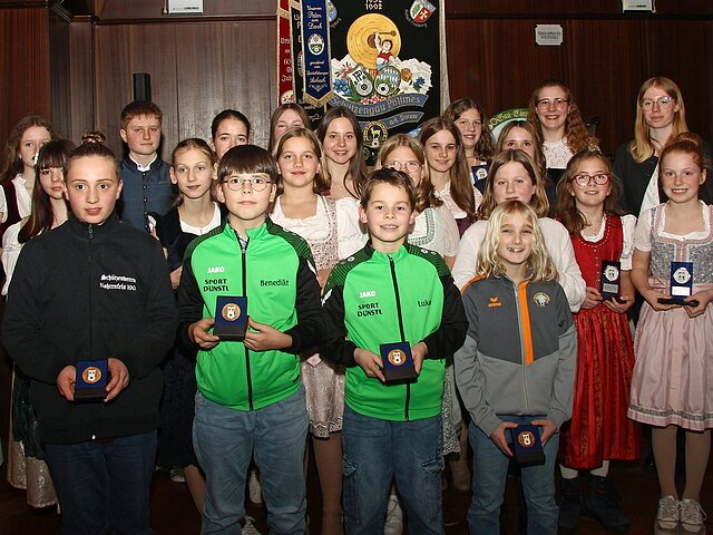 Die Jungschützen wurden für ihre Teilnahme bei der Deutschen Meisterschaft von der Gaujugendleitung vom Schützengau Pöttmes-Neuburg ausgezeichnet.