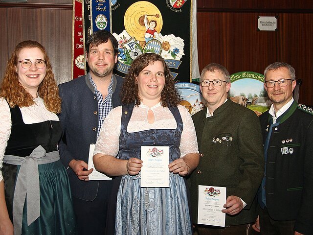 Wurden für ihre Verdienste in der Gaujugendleitung vom Schützengau Pöttmes-Neuburg mit dem Gaujugendehrenzeichen in Silber ausgezeichnet.
(v.l.) 1. Gaujugendleiterin Maria Wenger, Tobias Ächter und Magdalena Fürhofer (beide Abendstern 04 Ludwigsmoos), Daniel Popanda (Schützenfreunde 1870 Burgheim) und 1. Gauschützenmeister Markus Mayr.