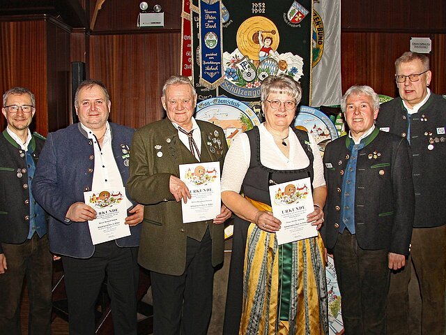 Wurden an diesem Abend mit der zweithöchsten Auszeichnung vom Schützengau Pöttmes-Neuburg, dem Sebastianiorden in Silber, bedacht.
(v.l.) 1. Gauschützenmeister Markus Mayr, Roland Nowak (Abendstern 04 Ludwigsmoos), Burghard Peters (Almenrausch Gempfing), Gerda Golling (Tagbergschützen Gundelsdorf)), 1. Gausportleiter Wolfgang Lang und 2. Gauschützenmeister Peter Kiowski.