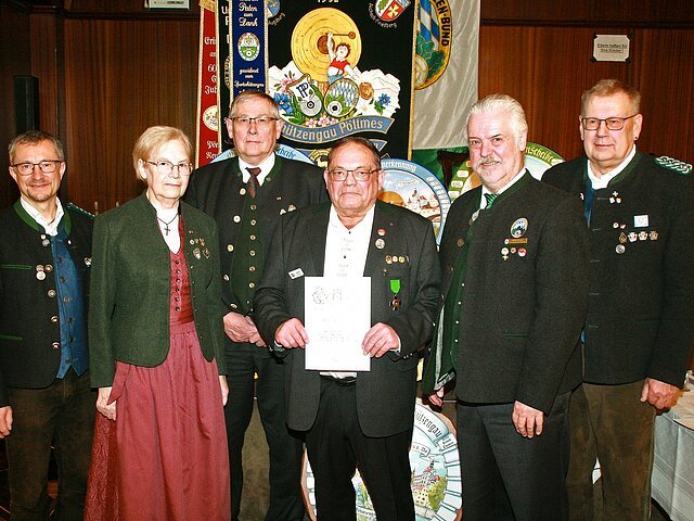 Wurde an diesem Abend mit der höchsten Auszeichnung, dem DSB Ehrenkreuz in Bronze vom DSB geehrt.
(v.l.) 1. Gauschützenmeister Markus Mayr,  Ehren-Gauschützenmeisterin Ingolstadt Elisabeth Meier, 1. Bezirksschützenmeister Alfred Reiner, Michael Zech von Alpenrose Grimolzhausen, stellvertretender Landesschützenmeister und 2. Bezirksschützenmeister Stefan Fersch und 2. Gauschützenmeister Peter Kiowski