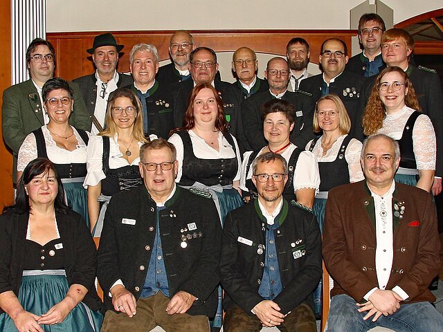Führen in den nächsten vier Jahren den Schützengau Pöttmes-Neuburg.
(v.l. sitzend) Helga Birkner, Peter Kiowski, Markus Mayr und Oliver Grahl
(v.l. 2. Reihe) Diana Schiele, Gudrun Parente, Tanja Ellinger, Renate Glas, Simone Haschner und Maria Wenger
(v.l. hintere Reihe) Markus Walter, Josef Sigl, Wolfgang Lang, Thomas Bauch, Michael Zech, Werner Engelhardt, Jürgen Brey, Torsten Friedrich, Jörg Zech, Günter Koller und David Rebhan