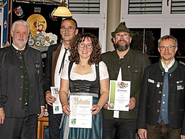 Ehrungen für hervorragende Leistungen.
(v.l.) Stellv. Landesschützenmeister und stellv. Bezirksschützenmeister Stefan Fersch, Georg Witzenberger (Jägerblut Handzell), Marina Settele (Tagbergschützen Gundelsdorf), Stefan Knoll (Auerhahn Kunding) und 1. Gauschützenmeister Markus Mayr.