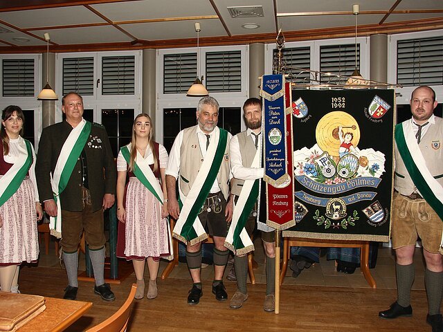 Übergabe der Gaustandarte von den Schützenfreunde 1870 Burgheim an Enzian Sehensand. 
(v.l.) Simone Kiowski, Franz Fäller, Lea Fäller, (alle Schützenfreunde 1870 Burgheim), Thomas Wöhr, Torsten Friedrich und Michael Habermeyer (alle Enzian Sehensand).