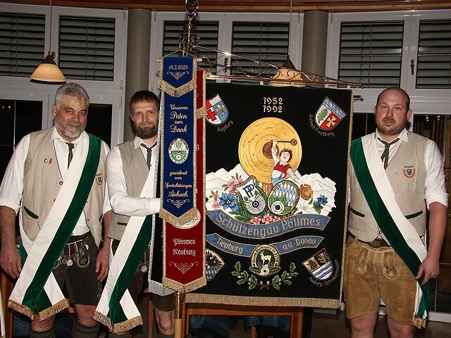 Gau-Standartenträger Enzian Sehensand:
(v.l.) Thomas Wöhr, Torsten Friedrich und Michael Habermeyer.