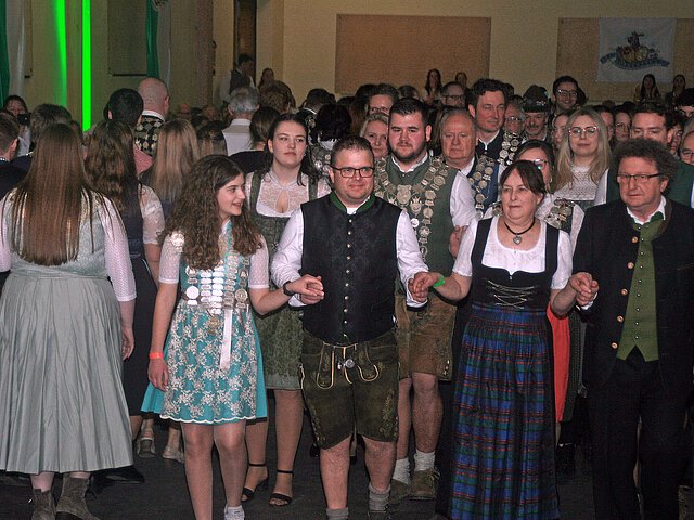 Einzug der amtierenden Könige und Königinnen zum Beginn des Gauschützenballs 2026.