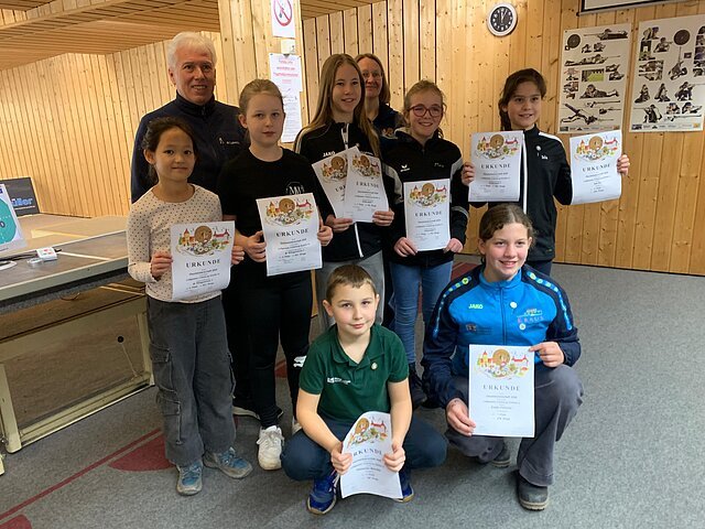 1. Gausportleiter Wolfgang Lang und Referentin Gaumeisterschaft Simone Haschner freuten sich mit den Jungschützen über die gelungene Gaumeisterschaft Luftgewehr 3-Stellung