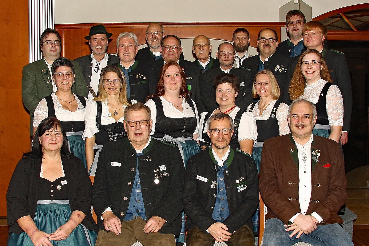 Der neue Gauvorstand: (vorne, v.l.) Helga Birkner, Peter Kiowski, Markus Mayr, Oliver Grahl, (mitte, v.l.) Diana Schiele, Gudrun Parente, Tanja Ellinger, Renate Glas, Simone Haschner, Maria Wenger, (hinten, v.l.) Markus Walter, Josef Sigl, Wolfgang Lang, Thomas Bauch, Michael Zech, Werner Engelhardt, Jürgen Brey (verstorben), Torsten Friedrich, Jörg Zech, Günter Koller, David Rebhan.  -Foto: Michael Zech-