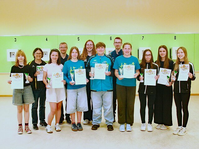 Schafften es nach einem spannenden Finale aufs Treppchen.
(v.l.) Angelina Wildenhain, Sabine Füssl (Jugendleiterin Ambach), Martha Klingenbeck, 1. Gauschützenmeister Markus Mayr, Mia Peter, 1. Gaujugendleiterin Maria Wenger, Timo Peter,  1. Gaujugendsprecher Justin Ptoschek, Emilia Fürhofer, Sophia Ammler, Tamia Swistak und Magdalena Pfaffel.