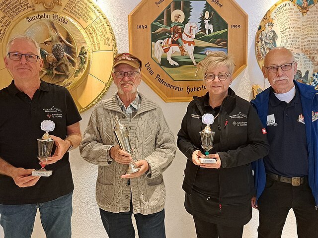 Sieger des Auflage-Pokalschießens 2026.
(v.l.) Zweitplatzierter Gottfried Schmid, Gewinner Arnold Gira, Drittplatzierte Ulrike Brecheisen und Gau-Auflagereferent Werner Engelhardt.