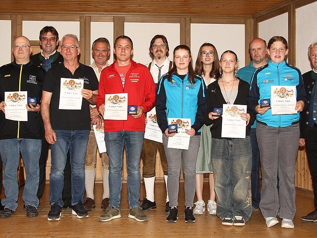 Die besten Einzelschützen in der Rundenwettkampfsaison 2025/26.
(v.l.) Markus Mayr, Marius-Benedikt Urlaub, Günter Koller, Gottfried Schmid, Alois Reißner, Marco Winhart, Thomas Horn, Sarah Völler, Isabell Habermeyer, Luise Steppich, Johann Heigemeir, Emilia Fürhofer und Wolfgang Lang.