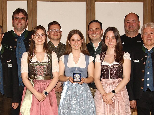 Die Mannschaft Eichenlaub Unterstall sicherte sich zum ersten Mal in der Gaugeschichte den Aufstieg in die 1. Bundesliga.
(v.l.) Gauschützenmeister Markus Mayr, 2. Gausportleiter Günter Koller, Laura Ammler, Doninik Bergmann, Hannah Bayerle, Marc Zellinger, Sonja Böck und 1. Gausportleiter Wolfgang Lang.