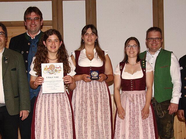Die Mannschaft Schützenfreunde Burgheim sicherte sich den Aufstieg in die Bezirksliga.
(v.l.): RWK-Leiter (LG) Markus Walter, 2. Gausportleiter Günter Koller, Amelie Mack, Simone Kiowski, Katja Baumann, Johannes Mack und 1. Gausportleiter Wolfgang Lang.