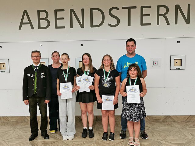 Topplatzierungen bei der Oberbayrischen Meisterschaft 2026 Disziplin Lichtgewehr.
(v.l.) 1. Gauschützenmeister Markus Mayr, Jugendleiterin Magdalena Fürhofer, Isabel Müller, Hannah Ächter, Elena Fürhofer, Romy Ächter. 1. Schützenmeister Tobias Ächter.