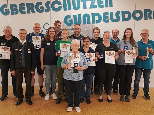 Nur strahlende Gesichter bei der Siegerehrung bei der Premiere Generationen-Cup 2026