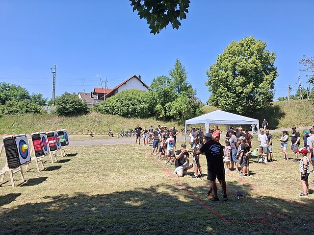 Trotz sommerlichen Temperaturen hatten die Besucher vier Stunden lang beim ersten Schnuppertag zum Bogenschießen in Burgheim sichtlich Spaß.