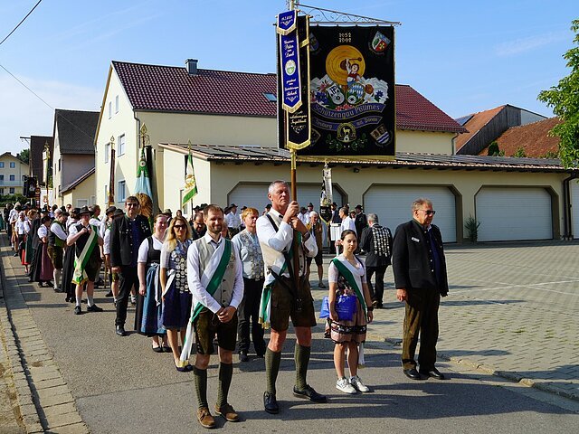 Bei bestem Wetter stellte sich der Schützengau Pöttmes-Neuburg zum Kirchenzug in Mindelstetten auf.