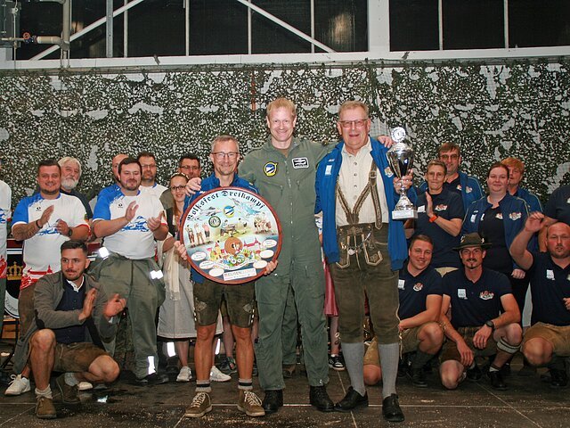 Am Ende waren alle zufrieden mit diesem Abend.
(v.l. vorne) 1. Gauschützenmeister Markus Mayr, Kommodore Oberstleutnant Johannes Durand und 2. Gauschützenmeister Peter Kiowski.