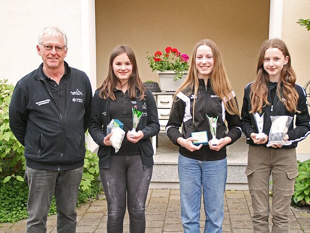 (v.l.): Gottfried Schmid (Sponsor), Lena-Marie Pfaffenzeller, Mathilda Schneider und Christina Böck