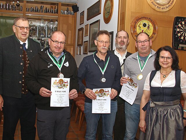 Sieger in der Klasse Luftpistole Damen/Herren III-V. (v.l.): Peter Kiowski, 3. Platz Reiner Pleisteiner (Gau ANB), 2. Platz Josef Dietmayr (Gau ANB), Christian Kistler, 1. Platz Robert Balleis (Gau Pöttmes-Neuburg) und Eva Pabstmann.