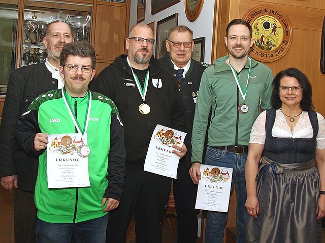 Sieger in der Luftpistole offene Klasse. (v.l.): Christian Kistler, 2. Platz Andreas Buchenberg (Gau Ingolstadt), 1. Platz Christian Zollbrecht (Gau ANB), Peter Kiowski, 3. Platz Peter Kreußel (Gau ANB) und Eva Pabstmann.