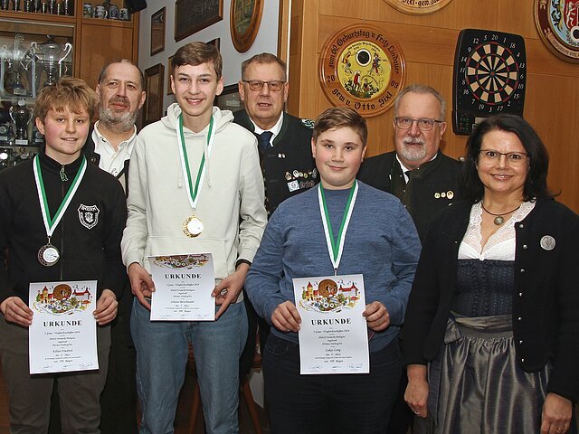 Sieger in der Klasse Luftgewehr Schüler. (v.l.): 2. Platz Kilian Friedrich (Gau Pöttmes-Neuburg), Christian Kistler, 1. Platz Johann Berschneider (Gau ANB), Peter Kiowski, 3. Platz Lukas Lang (Gau ANB) Günter Sedlmayer (1. Gauschützenmeister, Gau Ingolstadt) und Eva Pabstmann.