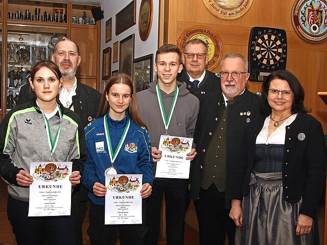 Sieger in der Klasse Luftgewehr Jugend/Junioren II. (v.l.): 3. Platz Louisa Binder (Gau Ingolstadt), Christian Kistler, 1. Platz Hannah Bayerle (Gau Pöttmes-Neuburg), 2. Platz Tim Lehner (Gau ANB), Peter Kiowski, Günter Sedlmayer und Eva Pabstmann.