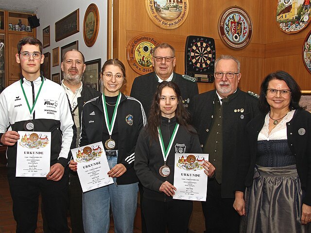 Sieger in der Klasse Luftgewehr Junioren I. (v.l.): 2. Platz Joseph Rusch (Gau Ingolstadt), Christian Kistler, 1. Platz Selina Ferstl (Gau Ingolstadt), Peter Kiowski, 3. Platz Kira Wöhr (Gau Pöttmes-Neuburg), Günter Sedlmayer und Eva Pabstmann.
