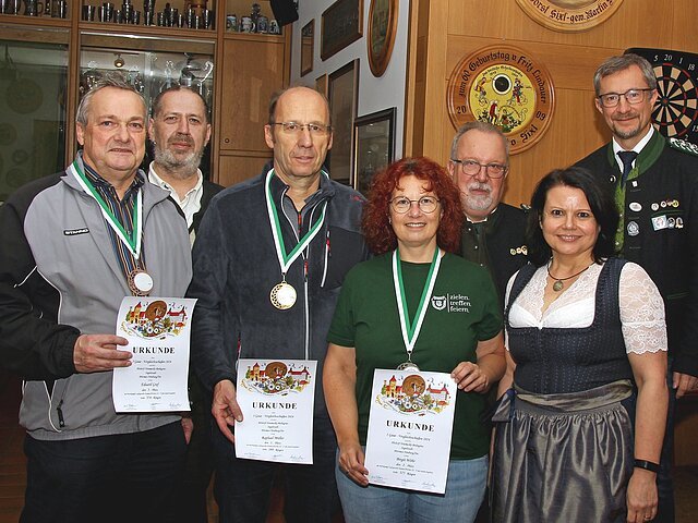 Sieger in der Klasse Luftgewehr Damen/Herren III-V. (v.l.): 3. Platz Eduard Graf (Gau Ingolstadt), Christian Kistler, 1. Platz Raphael Müller (Gau Ingolstadt), 2. Platz Birgit Wöhr (Gau Pöttmes-Neuburg), Günter Sedlmayer, Eva Pabstmann und Markus Mayr (1. Gauschützenmeister, Gau Pöttmes-Neuburg).