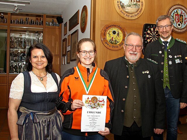 Sieger in der Klasse Luftgewehr Damen I-II. (v.l.): Eva Pabstmann, 1. Platz Anna Vollnhals (Gau Ingolstadt), Günter Sedlmayer und Markus Mayr.