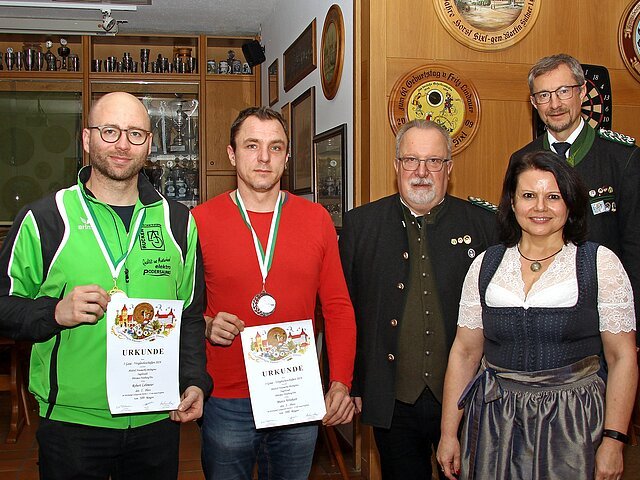 Sieger in der Klasse Luftgewehr Herren I-II. (v.l.): 1. Platz Robert Lehmeier und 2. Platz Marco Winhart (beide Gau Pöttmes-Neuburg), Günter Sedlmayer, Eva Pabstmann und Markus Mayr.