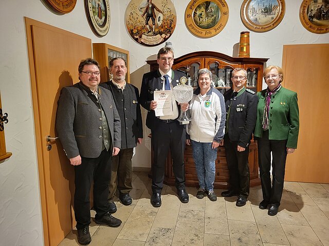 Der Schützengau Pöttmes-Neuburg hatte in diesem Jahr mit 35 Ringen Vorsprung den 3-Gaue-Vergleich 2023 für sich entscheiden können.
(v.l.) Markus Harrer (3. Gauschützenmeister Schützengau Altdorf-Neumarkt-Beilgries), Christian Kistler (1. Gausportleiter Schützengau Ingolstadt), Günter Koller mit dem Siegerpokal (2. Gausportleiter Schützengau Pöttmes-Neuburg), Silke Knetsch (1. Gaudamenleitung Schützengau Altdorf-Neumarkt-Beilngries), Markus Mayr (1. Gauschützenmeister Schützengau Pöttmes-Neuburg) und Elisabeth Maier (1. Gauschützenmeisterin Schützengau Ingolstadt).