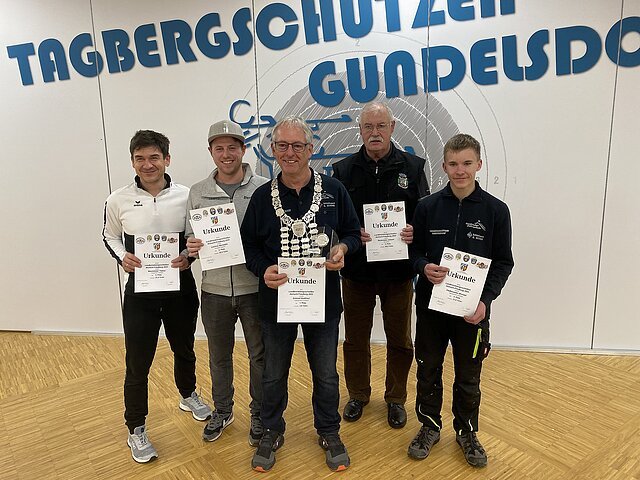 Landkreiskönigsschießen (v.l.) Platz 5 Tobias Baumeister (Gemütlichkeit Todtenweis), Platz 2 Benedikt Lechner (Ecknachtaler Tödtenried), Platz 1 Gottfried Schmid (Tagbergschützen Gundelsdorf), Platz 3 Johann Reithmeier (FSG Aichach) und Platz 4 Michael Pfaffenzeller (Tagbergschützen Gundelsdorf).