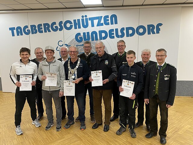 Lieferten sich einen spannenden Kampf um die Würde des Landkreiskönigs.
(v.l.) Tobias Baumeister, 1. Gauschützenmeister Schützengau Aichach Franz Marb, Benedikt Lechner, Ehrengauschützenmeister Schützengau Altomünster Peter Haug, Gottfried Schmid, Bürgermeister Mirko Ketz aus Pöttmes, Johann Reithmeier, 1. Gauschützenmeister Schützengau Friedberg Wolfgang Maschenbauer, Michael Pfaffenzeller, 1. Gausportleiter Schützengau Pöttmes-Neuburg Wolfgang Lang und 1. Gauschützenmeister Schützengau Pöttmes-Neuburg Markus Mayr.