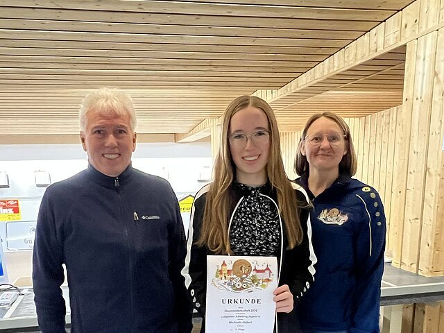 (v.l.) 1. Gausportleiter Wolfgang Lang, Gaumeisterin Luftgewehr 3-Stellung Jugend Michaela Haberl und Gaureferentin Gaumeisterschaft Simone Haschner.